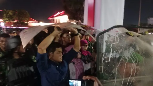 Gubernur Jawa Timur atau Gubernur Jatim Khofifah Indar Parawansa menemui massa demonstran di depan Gedung Negara Grahadi Surabaya, Jawa Timur, Sabtu (30/8/2025).