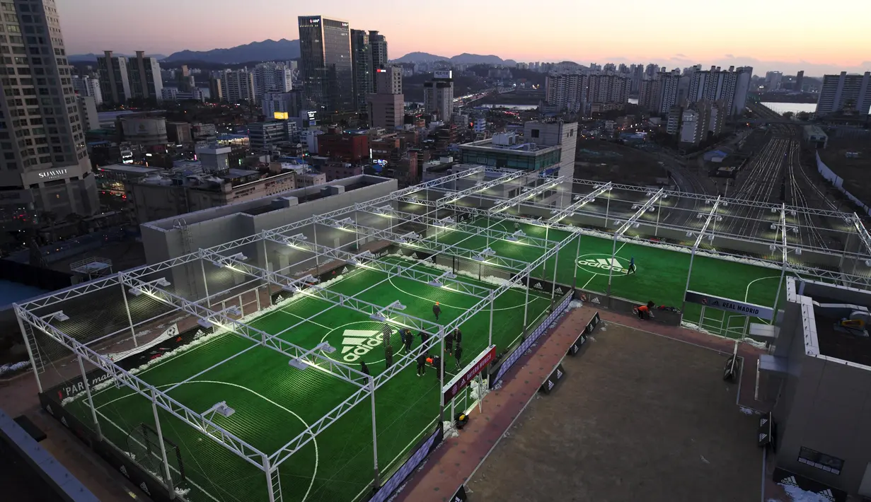 <p>Tempat bermain futsal ini berada di atap pusat perbelanjaan kota Seoul. Dari tempat ini kita dapat menghasilkan keringat sambil menikmati landscape kota yang indah. (AFP/Jung Yeon-Je)</p>