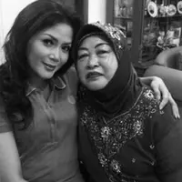 Kristina merangkul ibundanya, Dariyah (instagram@kristinadangdut)