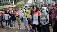 Massa yang tergabung dalam Aliansi Masyarakat Sipil untuk Keadilan dan Demokrasi menggelar aksi saat car free day (CFD) di kawasan Bundaran HI, Jakarta, Minggu (15/9/2019). Massa mengatakan RUU KUHP berpotensi digunakan untuk mengkriminalisasi korban kekerasan seksual. (Liputan6.com/Faizal Fanani)