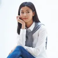 Jun Ji Hyun memulai kariernya di dunia entertainment sebagai model. Ia menjadi model untuk Ecole Magazine pada tahun 1997. (Soompi)