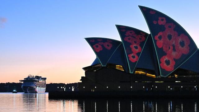 Sydney Opera House Diterangi dengan bunga poppy