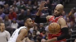Pemain Chicago Bulls, Taj Gibson (kanan) mencoba merebut bola dari kejaran pemain Milwaukee Bucks, Jabari Parker pada lanjutan NBA di BMO Harris Bradley Center, (15/12/2016). Bucks menang 108-97.  (AP/Morry Gash)