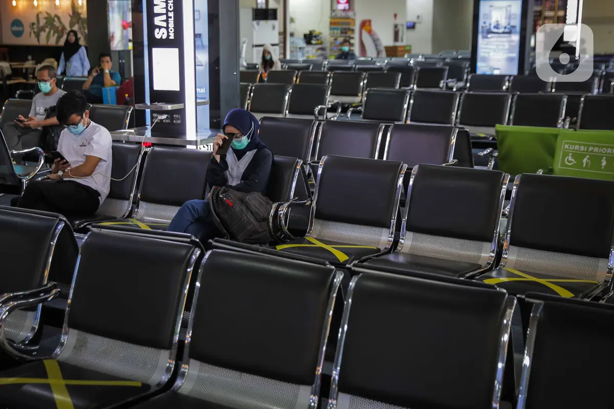 FOTO: Dampak Corona, Jumlah Penumpang di Bandara Halim dan Soetta Turun 30 Persen