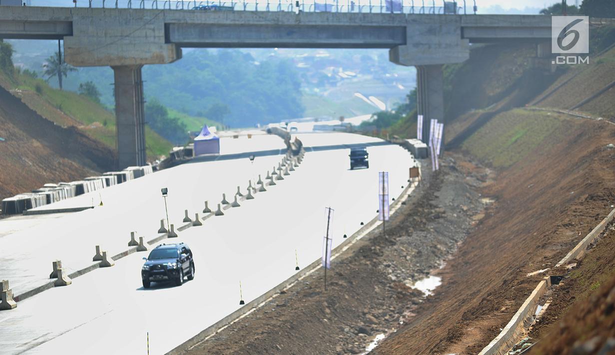 Sejumlah pengendara mobil melintasi jalan fungsional Bocimi di kawasan Cigombong, Bogor (9/6). Jelang Lebaran, Tol Bocimi diharapkan dapat mengatasi penumpukan kendaraan di Simpang Ciawi, Kabupaten Bogor, saat arus mudik. (Merdeka.com/Arie Basuki)
