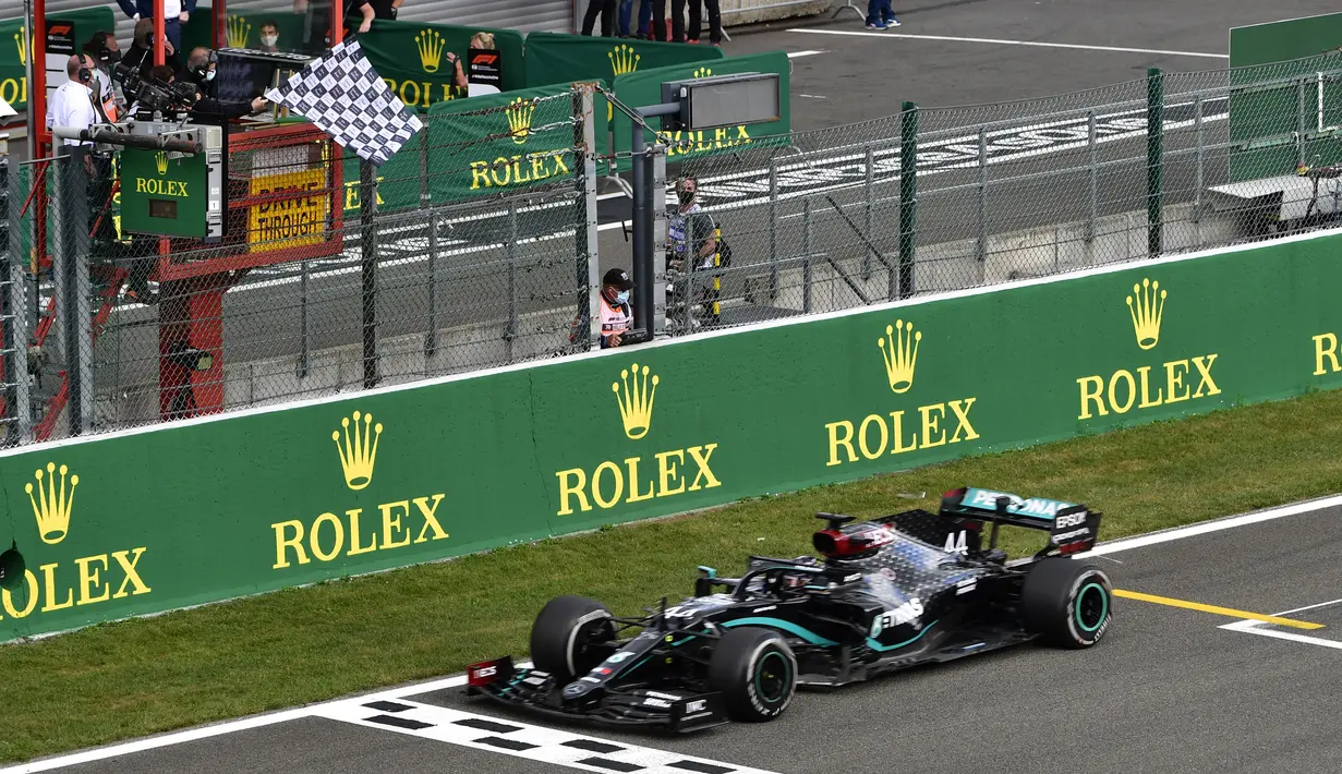 Pembalap Mercedes Lewis Hamilton saat akan melintasi garis finish selama Formula 1 Grand Prix di Spa-Francorchamps, Spa, Belgia, Minggu (30/8/2020). Lewis Hamilton menempati posisi pertama disusul pembalap Mercedes Valtteri Bottas serta pembalap Red Bull Max Verstappen. (John Thys, Pool via AP)