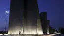 Seorang anak bermain di situs peringatan dan monumen perang Wahat Al Karama (Oasis of Dignity) di Abu Dhabi, Uni Emirat Arab (8/11/2019). Wahat Al Karama terletak di seberang Masjid Agung Sheikh Zayed untuk memperingati semua warga Emirat yang terbunuh di garis tugas. (AFP Photo/Kamran Jebreili)