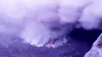 Wisatawan asal Rusia, Evgnil Cklippikov (36), mengunggah video rekaman aktivitas vulkanik di kawah Gunung Agung di media sosial. (Screenshot: Istimewa/Facebook)