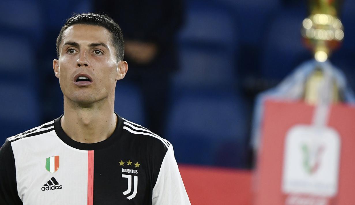 Striker Juventus, Cristiano Ronaldo, tampak kecewa usai ditaklukkan Napoli pada laga final Coppa Italia di Stadion Olympic, Roma, Rabu (17/6/2020). Cristiano Ronaldo kembali gagal membawa Juventus meraih juara usai kalah adu penalti dari Napoli. (AFP/Filippo Monteforte)