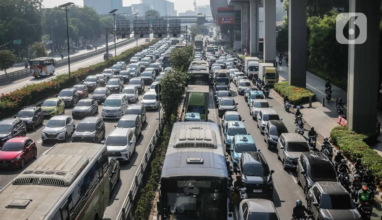 Rekayasa arus lalu lintas yang diberlakukan pada waktu pagi hari ini bertepatan dengan jam sibuk saat masyarakat berangkat kerja. (Liputan6.com/Faizal Fanani)