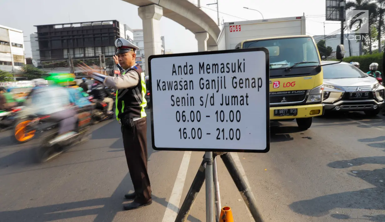 Polisi mengatur lalu lintas saat pemberlakuan perluasan sistem ganjil genap di kawasan Jalan Fatmawati Raya, Jakarta, Senin (9/9/2019). Perluasan sistem ganjil genap kendaraan bermotor mulai diberlakukan hari ini. (Liputan6.com/Faizal Fanani)