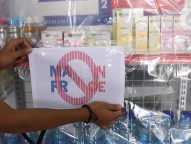 Karyawan menutup produk yang diboikot karena dinilai berafiliasi dengan Prancis dengan menggunakan pelastik dan bertada silang di sebuah minimarket di Tangerang, Banten, Kamis (5/11/2020). (Liputan6.com/Angga Yuniar)