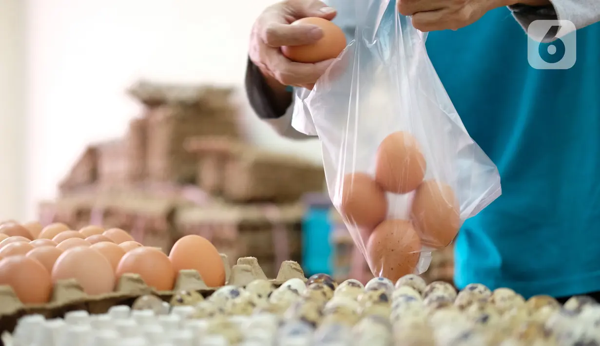 Aktivitas jual beli di Pasar Mitra Tani, Jakarta, Selasa (30/6/2020). Pasar Mitra Tani akan melarang penggunaan kantong plastik sekali pakai untuk seluruh vendor dan konsumen pasar mulai Rabu, 1 Juli 2020. (Liputan6.com/Angga Yuniar)