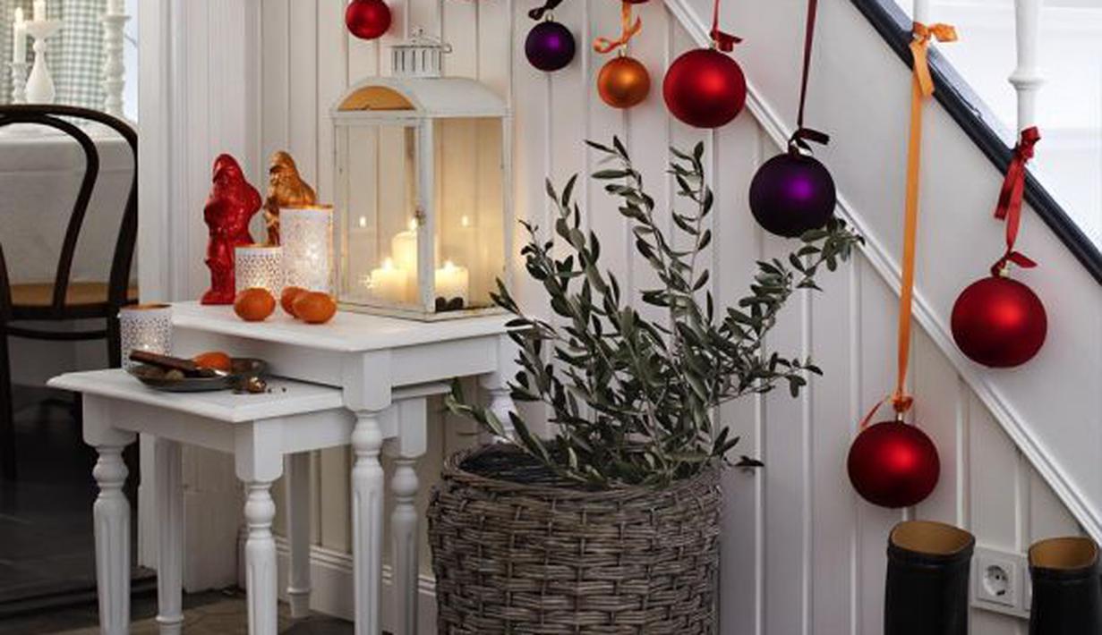 Inspirasi Dekorasi  Tangga di  Rumah  Untuk Meriahkan Natal  