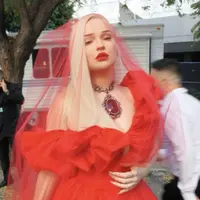 Saat Grammy ia tampil dengan gaun merah dan kalung berliontin besar. Untuk riasan wajahnya, Mac Cosmetics memoles lipstik merah cherry matte. (@kimpetras)