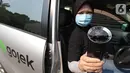 Mitra Driver GoCar menunjukkan pembersih udara atau air purifier di Jakarta, Rabu (21/04/2021). Gojek telah melengkapi 8000 unit air purifier Sharp terbanyak pada GoCar di Jabodetabek untuk menjaga kualitas udara pada kendaraan dan kenyamanan penumpang. (Liputan6.com/HO/Ading)