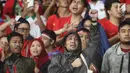 Ekspresi kesedihan suporter saat menyaksikan laga Timnas Indonesia U-19 melawan Jepang U-19 pada perempat final Piala AFC U-19 2018 di Stadion GBK, Jakarta, Minggu (28/10). Indonesia kalah 0-2. (Liputan6.com/Helmi Fithriansyah)