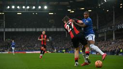 Pemain Everton, Ashley Young (kanan) berebut bola dengan pemain Bournemouth, Illia Zabarnyi dalam laga lanjutan Piala FA 2024/2025 di Goodison Park, Liverpool, Inggris, Minggu (09/02/2025) WIB. (AFP/Paul Ellis)