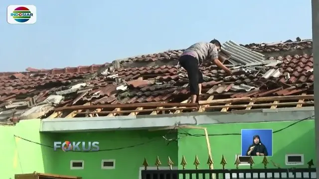 Warga Rancaekek, Kabupaten Bandung, mulai bergotong royong bersihkan puing bangunan ratusan yang rusak akibat diterpa angin puting beliung.