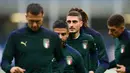 Pemain Italia Marco Verratti (tengah) menghadiri sesi latihan jelang pertandingan semifinal UEFA Nations League melawan Spanyol di Stadion San Siro, Milan, Italia, 5 Oktober 2021. Italia akan menghadapi Spanyol pada semifinal UEFA Nations League. (FRANCK FIFE/AFP)