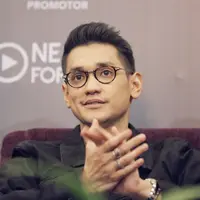 Afgan tampak bertepuk tangan saat press conference konser Dekade. Afgan tampil simpel dengan kenakan kemeja hitam. Afgan mengumumkan akan tampil 2,5 jam penuh diperayaan 10 tahun berkecimpung di dunia musik Indonesia (KapanLagi.com/Nurwahyunan)