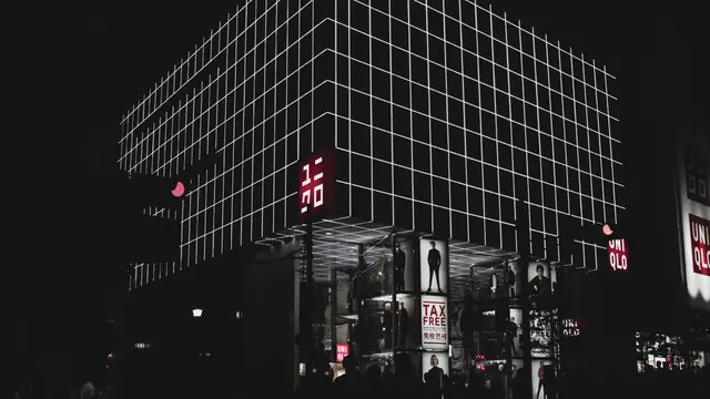 Kesuksesan Uniqlo tidak hanya berakar pada desain produknya, tetapi juga strategi bisnis yang inovatif.