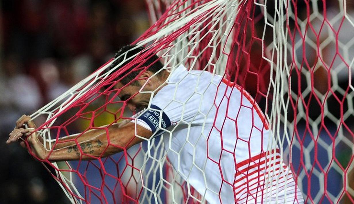 Striker Sevilla, Jose Antonio Reyes, bereaksi setelah gagal memanfaatkan peluang di depan gawang VfL Borussia Moenchengladbach di laga Grup D Liga Champions di Stadion Ramon Sanchez Pizjuan, Sevilla. (15/9/2015). (AFP Photo/Cristina Quicler)