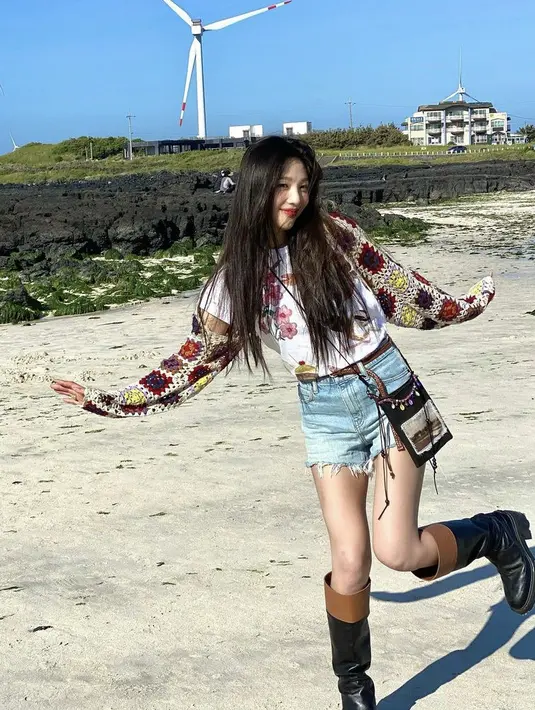 Joy Redvelvet tampak mengenakan cropped cardigan rajutan granny square yang dipadukan dengan short pants dan knee boots. Dok. Instagram @imyourjoy