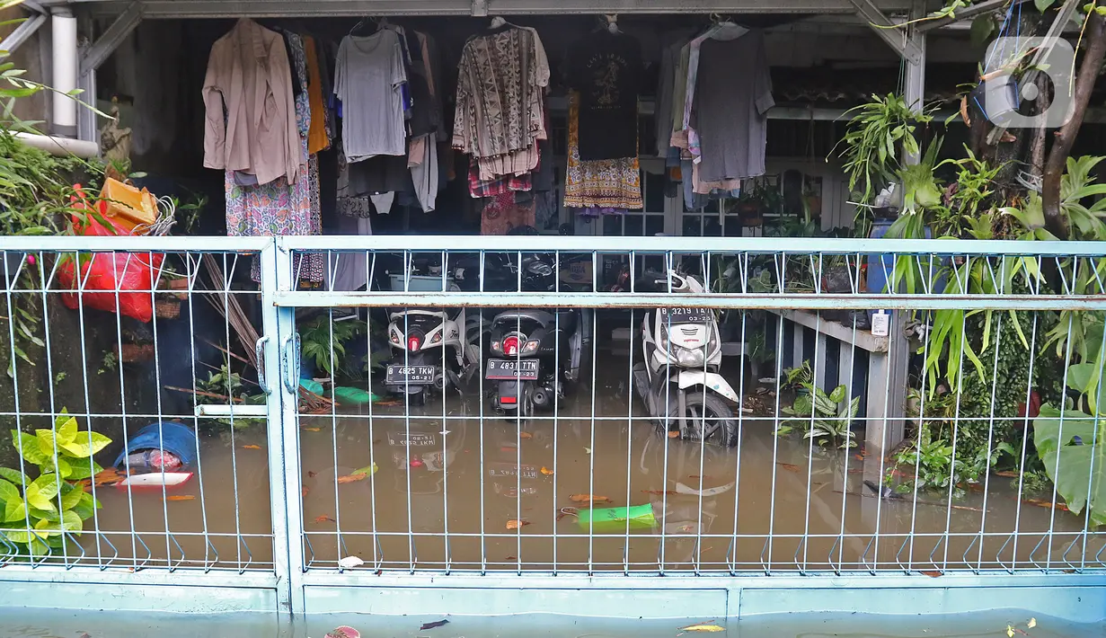 Kondisi rumah yang terendam banjir di RW 07, Kelurahan Pekayon, Jakarta Timur, Sabtu (20/2/2021). Banjir di kawasan tersebut terjadi akibat curah hujan yang tinggi. (Liputan6.com/Herman Zakharia)