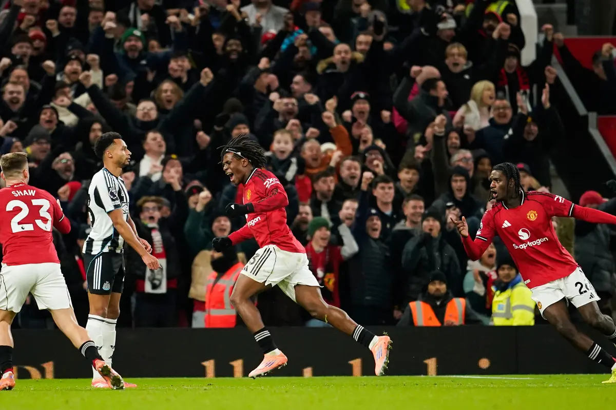 Pemain Manchester United, Patrick Dorgu (tengah), merayakan gol dalam laga Liga Inggris antara Manchester United vs Newcastle