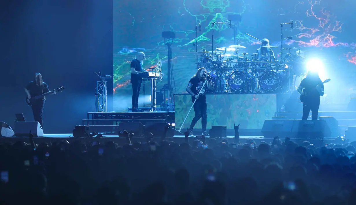 Konser yang merupakan bagian dari tour dunia ini dihadirkan sebagai bentuk penghormatan atas perjalanan panjang Dream Theater. Tampak dalam foto, grup band metal legendaris, Dream Theater saat tampil pada Konser "An Evening With Dream Theater - 40th Anniversary Tour" di Beach City International Stadium, Jakarta, Sabtu 7 Februari 2026. (Kapanlagi.com/Budy Santoso)