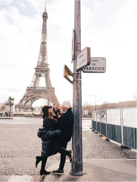 Momen kebersamaan Gading, Gisel dan Gempi di Paris ini tak lepas dari perhatian netizen. Bahkan, tak sedikit pula netizen yang ikut berbahagia pasalnya Gading dan Gisel tetap menjadi orang tua yang kompak bagi anak semata wayang meski telah berpisah. (Liputan6.com/IG/@gadiiing)