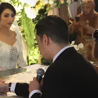 Tyas Mirasih ikut tegang menyaksikan ijab kabul yang dibacakan Raiden Soedjono. (Bambang E Ros/Bintang.com)