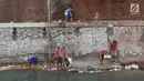 Aktivitas pekerja saat membangun turap di bantaran Kali Cijantung, Jakarta Timur, Kamis (11/10). Pembangunan turap bertujuan mencegah longsor yang dapat membahayakan warga sekitar. (Liputan6.com/Immanuel Antonius)