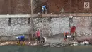 Aktivitas pekerja saat membangun turap di bantaran Kali Cijantung, Jakarta Timur, Kamis (11/10). Pembangunan turap bertujuan mencegah longsor yang dapat membahayakan warga sekitar. (Liputan6.com/Immanuel Antonius)