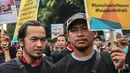 Massa Serikat Pekerja Container (SPC) membawa sejumlah poster saat menggelar karnaval pelabuhan di area CFD, Jalan Thamrin, Jakarta, Minggu (17/2). Massa menolak liberalisasi pengelolaan Pelabuhan Tanjung Priok oleh vendor asing. (Liputan6.com/HO/Mico)