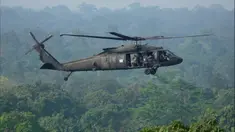 Helikopter Blackhawk Angkatan Darat Amerika Serikat terbang saat latihan militer gabungan Super Garuda Shield 2022 di Baturaja, Sumatera Selatan, Indonesia, Jumat (12/8/2022). Militer Amerika Serikat dan Indonesia melakukan latihan tempur tahunan di Pulau Sumatera, Indonesia. (AP Photo/Dita Alangkara)