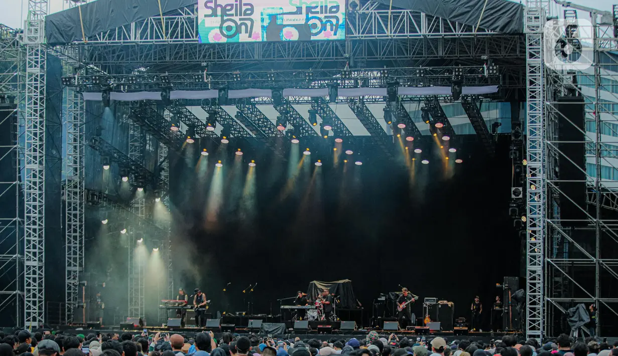 Sejumlah penonton menyaksikan Band Cokelat saat tampil sebagai band pembukaa dalam konser Sheila on 7 yang bertajuk 'Tunggu Aku di Jakarta' di kawasan JIExpo Kemayoran, Jakarta Pusat, Sabtu, (28/1/2023). Dalam penampilannya Cokelat mereka membawakan sejumlah lgu hits di antaranya Karma, dan Bendera. (Liputan6.com/Faizal Fanani)
