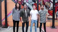 Belum genap dua bulan grup band Armada merilis single terbarunya berjudul Asal Kau Bahagia. Awalnya, para personil band ini menargetkan 2 Juta viewers untuk video lirik singlenya itu di akun berbagi video gratis. (Deki Prayoga/Bintang.com)