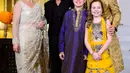 Momen kebersamaan PM Kanada Justin Trudeau bersama istrinya Sophie Gregoire Trudeau dan dua anaknya Xavier serta Ella Grace saat bertemu dengan bintang film Bollywood Shah Rukh Khan di Mumbai, India, Selasa (20/2). (Sean Kilpatrick/Canadian Press via AP)