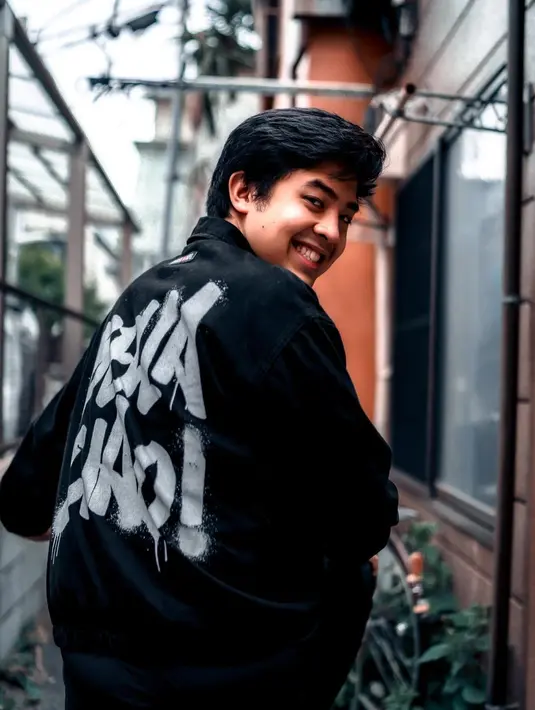 Tak cuma hoodie dan kemeja, outfit Jerome Polin bernuansa hitam juga bisa ditemukan di jaket yang pernah ia kenakan. Jerome nampak kasual dan santai dengan jaket hitamnya. (Liputan6.com/IG/@jeromepolin).