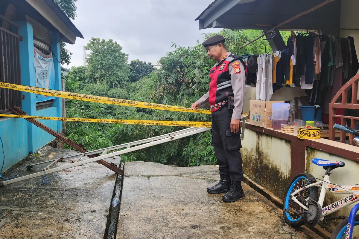 Polisi mendatangi lokasi longsor di Depok