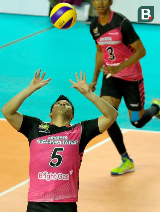 Pevoli Indonesia tim 1 Dio Zulkifli beraksi pada ajang final Invitation Tournament Asian games 2018 yang berlangsung di Hall Tennis Indoor GBK, Kamis (15/2/2018). Tim 2 keluar sebagai juara (Bola.com/Peksi Cahyo)