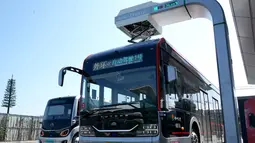 Sebuah bus otonomos dari jalur bus autopilot 1 sedang mengisi daya di Zhengzhou, Provinsi Henan, China tengah (18/8/2020). Bus autopilot ini menggabungkan sejumlah teknologi seperti layanan jaringan 5G dan kecerdasan buatan (AI) serta sistem pengawasan dan kendali cerdas. (Xinhua/Li An)