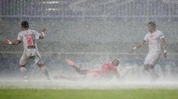 Dalam sejumlah momen, kedua tim terpaksa berduel dalam kubangan lumpur dan air. (Bola.com/M Iqbal Ichsan)