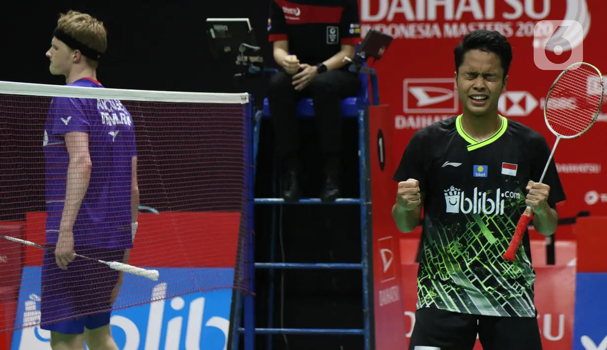 Pebulutangkis Indonesia, Anthony Sinisuka Ginting (kanan) bersorak usai mengalahkan Anders Antonsen (Denmark) pada final tunggal putra Indonesia Masters 2020 di Istora GBK, Jakarta, MInggu (19/1/2020). Anthony Sinisuka Ginting unggul 17-21 21-15 21-9. (Liputan6.com/Helmi Fithriansyah)