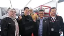 Harapan ini mencakup peningkatan kolaborasi lintas sektor untuk memperluas dampak pembinaan olahraga nasional. Tampak dalam foto, Menteri Pemuda dan Olahraga, Erick Thohir (kedua kiri) saat mengunjungi salah satu stand usai pembukaan Indonesia Sports Summit 2025 (ISS) di Indonesia Arena, Senayan, Jakarta, Sabtu (6/12/2025).(Bola.com/Abdul Aziz)