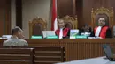 Untuk diketahui, persidangan ini berkaitan dengan dugaan penerimaan gratifikasi senilai Rp137 miliar oleh Nurhadi yang kemudian disamarkan melalui berbagai aset (pencucian uang). Tampak dalam foto, terdakwa kasus dugaan gratifikasi dan Tindak Pidana Pencucian Uang (TPPU) yang juga mantan Sekretaris Mahkamah Agung (MA), Nurhadi (kiri), saat mengikuti sidang pembacaan putusan di Pengadilan Tindak Pidana Korupsi (Tipikor) Jakarta, Rabu (1/4/2026). (Kapanlagi.com/Budy Susanto)