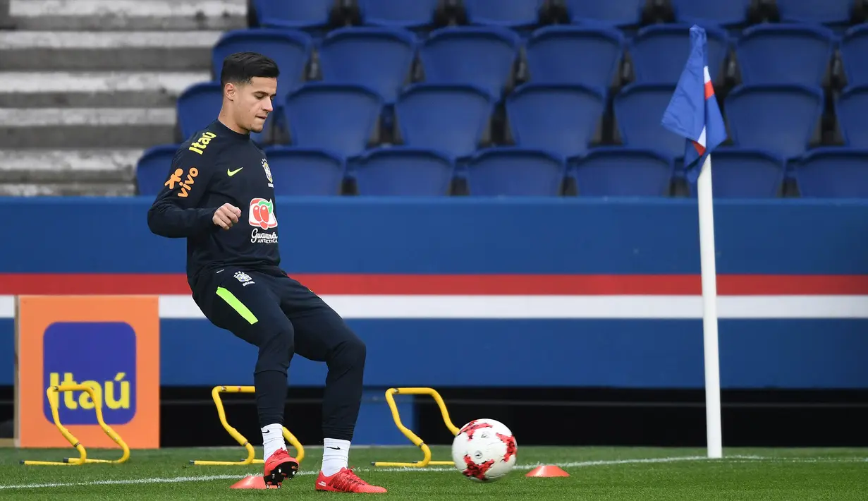 Gelandang Brasil, Philippe Coutinh, tampak serius saat sesi latihan jelang laga persahabatan di Paris, Rabu (8/11/2017). Brasil akan berhadapan dengan Jepang. (AFP/Franck Fife)