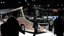 Orang-orang berjalan di depan bus Hino Motors S'elega pada acara jumpa pers Japan Mobility Show di Tokyo pada Rabu 29 Oktober 2025. Untuk diketahui, angka ini tidak hanya berasal dari pabrikan otomotif, tetapi juga dari perusahaan teknologi, IT, telekomunikasi, dan startup inovatif yang turut serta menunjukkan bagaimana mobilitas masa depan bisa terwujud melalui kolaborasi lintas sektor. (Philip FONG/AFP)